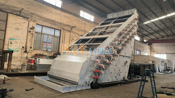 2400 * 6000mm 3 ডেক উচ্চ ফ্রিকোয়েন্সি স্ক্রিন কম্পনশীল সিভ মার্বেল জন্য ক্যালসিয়াম কার্বনেট কণা সুনির্দিষ্ট বিচ্ছেদ ভারসাম্যহীন মোটর দ্বারা চালিত